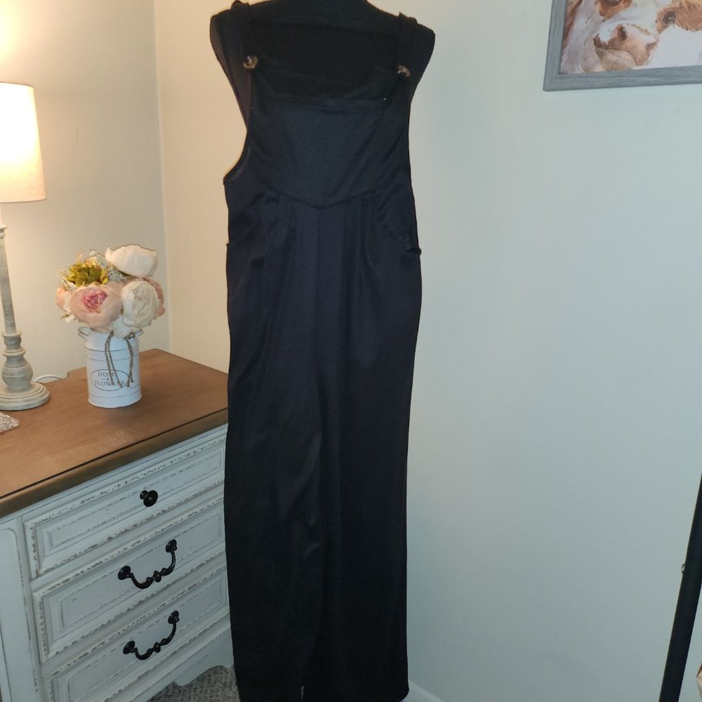 Chic Silhouette: Black Solid Wide Leg Jumpsuit - image 1